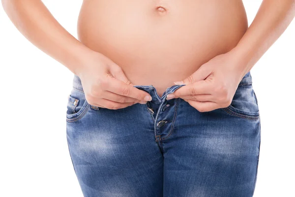 Vientre embarazada; mujer que usa jeans — Foto de Stock