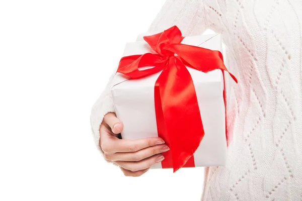 Femme avec boîte de cadeau à la main sur blanc isolé — Photo