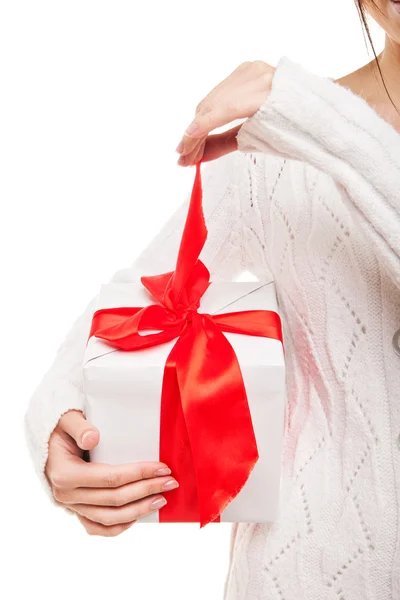 Vrouw met vak voor gift in hand op wit geïsoleerd — Stockfoto