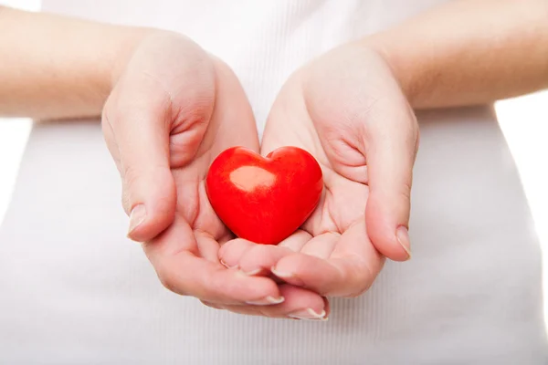 Vrouw hand met hartsymbool geïsoleerd op wit — Stockfoto