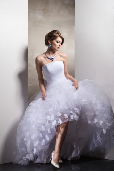 Mujer posando en un vestido de novia —  Fotos de Stock