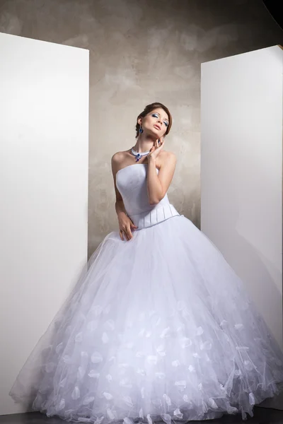 Женщина позирует в свадебном платье — стоковое фото