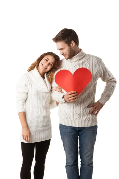 Casal segurando um coração vermelho — Fotografia de Stock