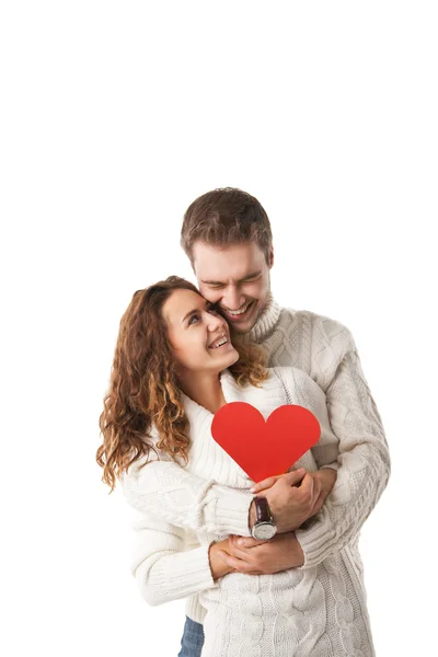 Casal segurando um coração vermelho — Fotografia de Stock