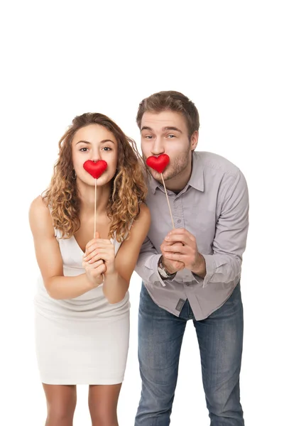 Casal segurando corações vermelhos — Fotografia de Stock