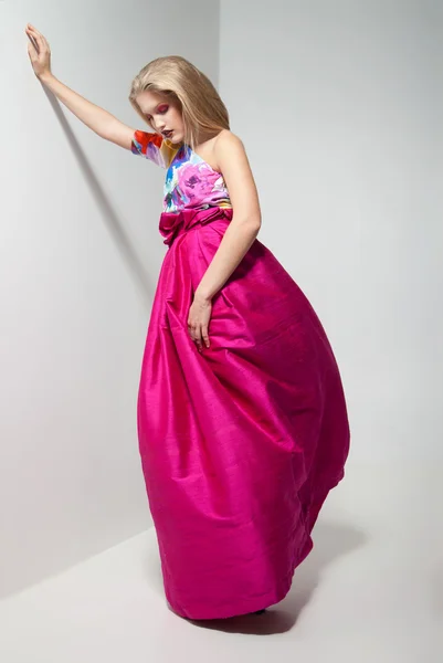 ピンクのドレスの女性 — ストック写真