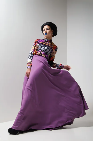 Kobieta w strój purpurowy — Zdjęcie stockowe