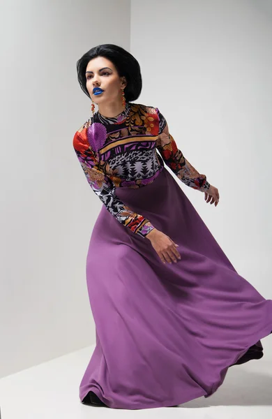 Mujer en vestido púrpura — Foto de Stock