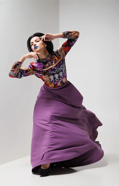 紫色のドレスの女性 — ストック写真