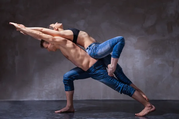 Homme et femme dans une pose de danse passionnée — Photo