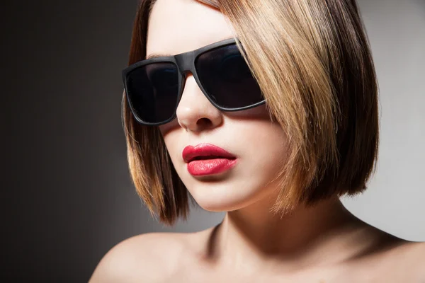 Vacker ung modell med stora glasögon — Stockfoto