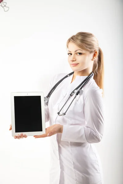 Doctor showing tablet — Stock Photo, Image