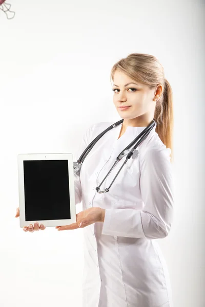 Doktor ukazující její tablet — Stock fotografie