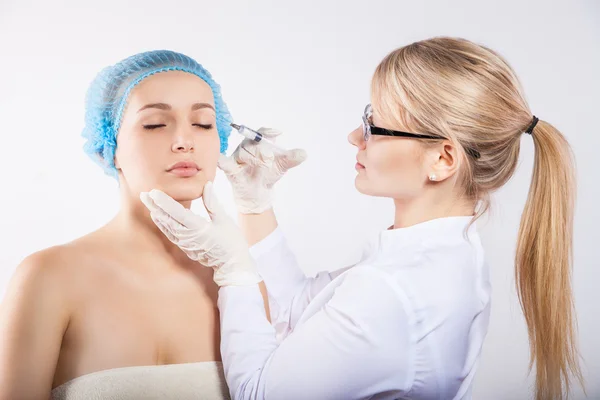 Esteticista com paciente fazendo injeção de botox — Fotografia de Stock