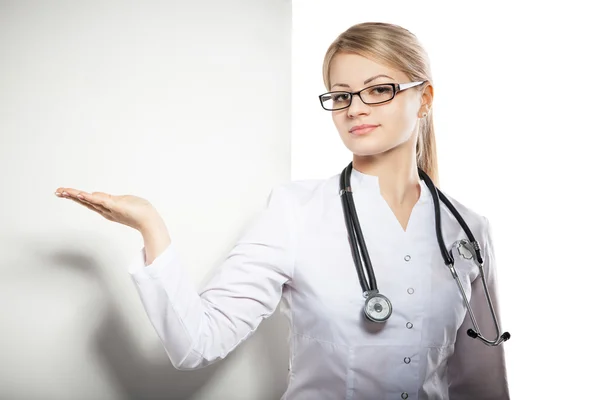 Doctor mantenga tarjeta en blanco — Foto de Stock