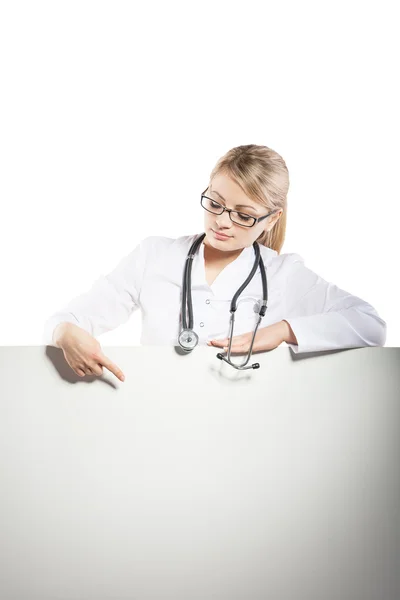 Doktor držet prázdné lepenku — Stock fotografie