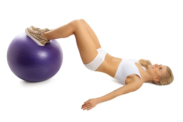 Mujer haciendo ejercicios con fitball — Foto de Stock