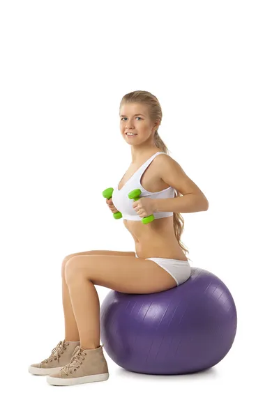 Mujer haciendo ejercicio con pesas y fitball — Foto de Stock