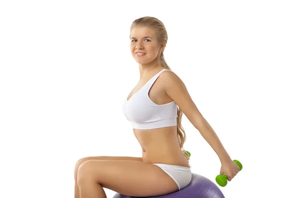 Žena cvičení s činkami a fitball — Stock fotografie