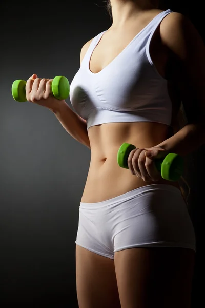 Jonge vrouw tillen halter — Stockfoto