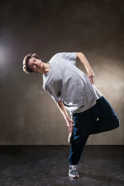 Dançarino de hip hop pulando e dançando — Fotografia de Stock