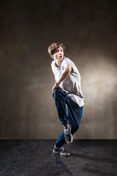 Dançarino de hip hop pulando e dançando — Fotografia de Stock
