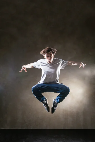 Hip-Hop-Tänzerin springt und tanzt — Stockfoto