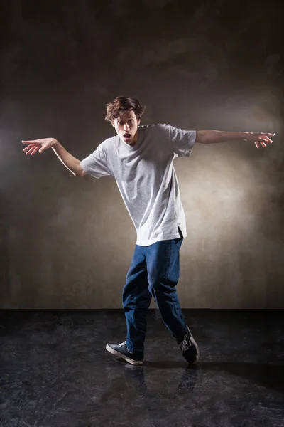 Hip-hop táncos ugrás és a tánc — Stock Fotó