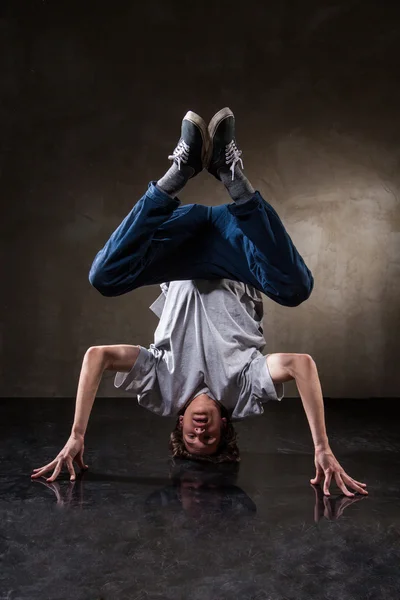 Hip hop ballerino saltare e ballare — Foto Stock