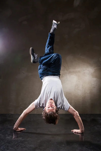ジャンプ、ダンス、ヒップホップのダンサー — ストック写真