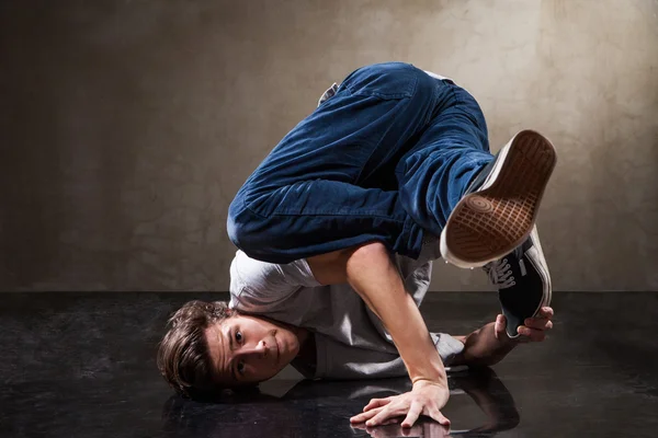 Hip hop dancer jumping and dancing — Stock Photo, Image