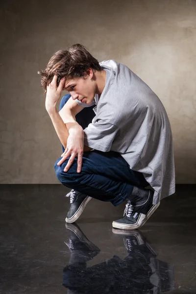 Hip-Hop-Tänzerin springt und tanzt — Stockfoto