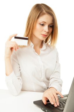 shoked işkadını laptop ve kredi kartı ile