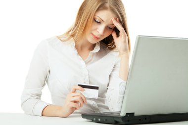 shoked işkadını laptop ve kredi kartı ile