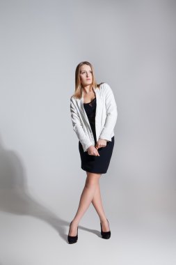 seksi sarışın kadın siyah elbise ve ceket