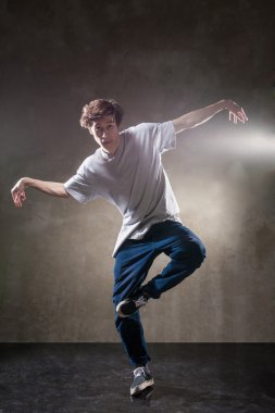 Urban hip hop dans grunge beton duvar üzerinde