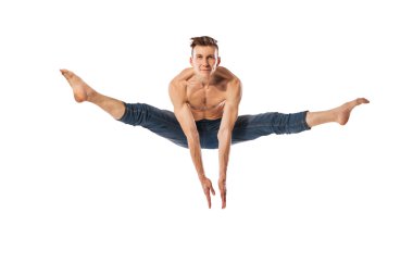 Beyaz arka plan üzerinde poz modern bale dansçısı