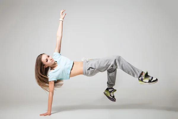 Cool op zoek twee dansende vrouw op grijze achtergrond — Stockfoto