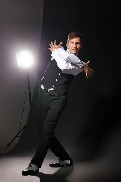 Modern stil dansare dansar på mörk bakgrund — Stockfoto