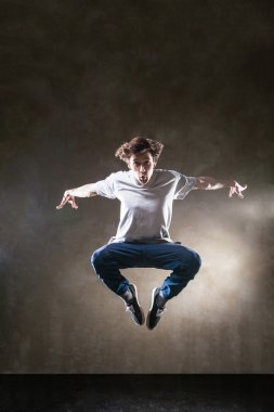 Urban hip hop dans grunge beton duvar üzerinde