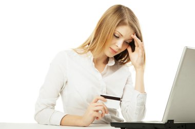 shoked işkadını laptop ve kredi kartı ile