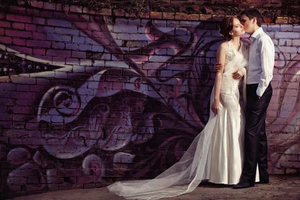 Boldog menyasszony és vőlegény az esküvői sétányon — Stock Fotó