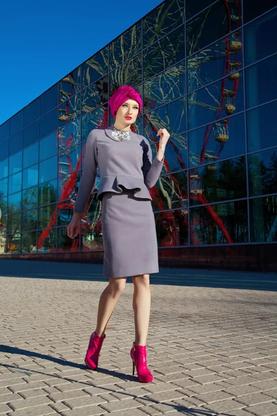 Mulher bonita na frente de um edifício — Fotografia de Stock