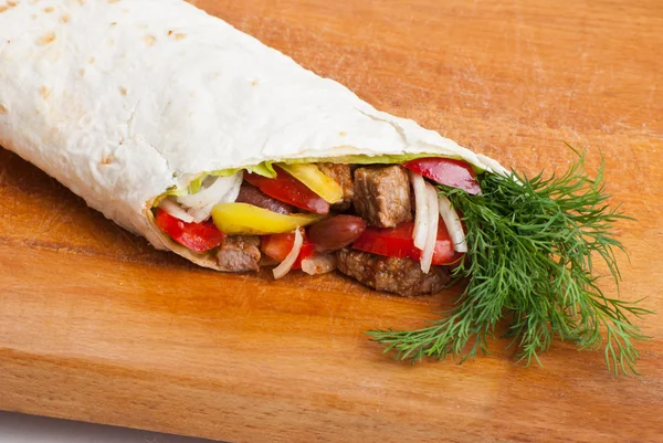 Beef burrito with peppers, onion and tomato — Stock Photo, Image