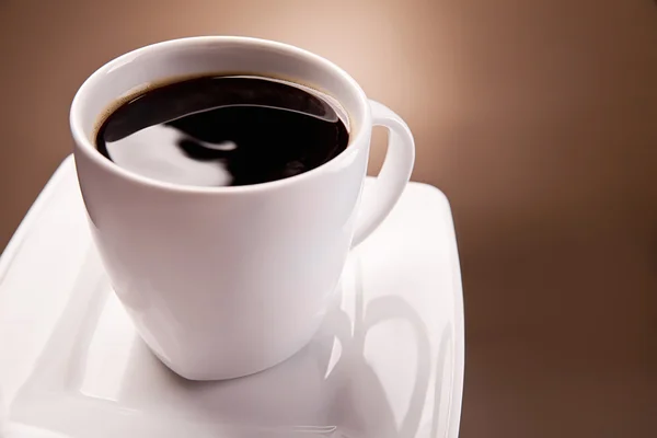 Kopje koffie op een mooie bruine achtergrond — Stockfoto