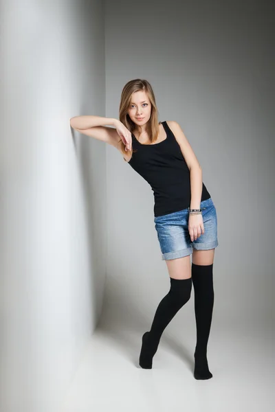 Bella giovane donna sexy che indossa pantaloncini jeans — Foto Stock