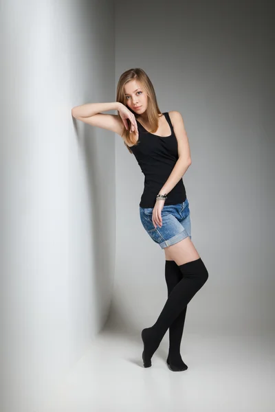 Vacker ung sexig kvinna som bär jeansshorts — Stockfoto
