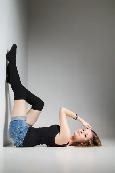 Krásná mladá sexy žena nosí džíny kraťasy — Stock fotografie