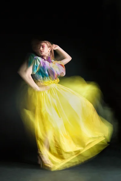 Schöne Frau im langen gelben Kleid — Stockfoto