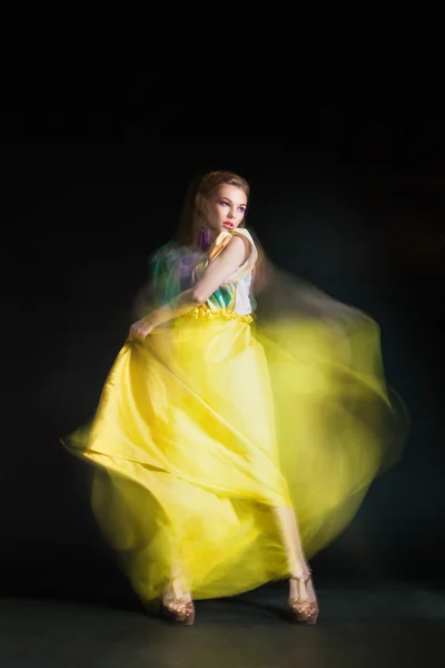 Schöne Frau im langen gelben Kleid — Stockfoto
